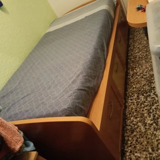 Cama con cajones de madera