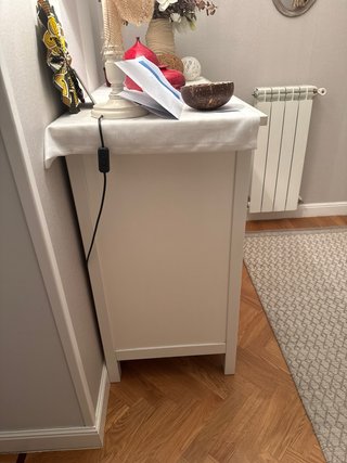 Cómoda blanca de madera