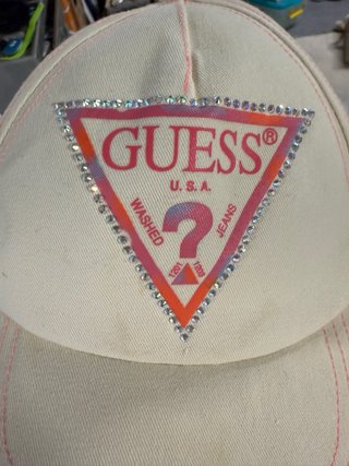 Gorra Guess Beige con Rhinestones