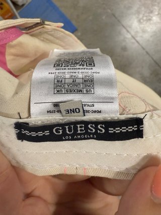Gorra Guess Beige con Rhinestones