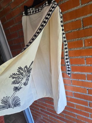 Falda larga beige con bordado negro