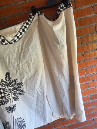 Falda larga beige con bordado negro