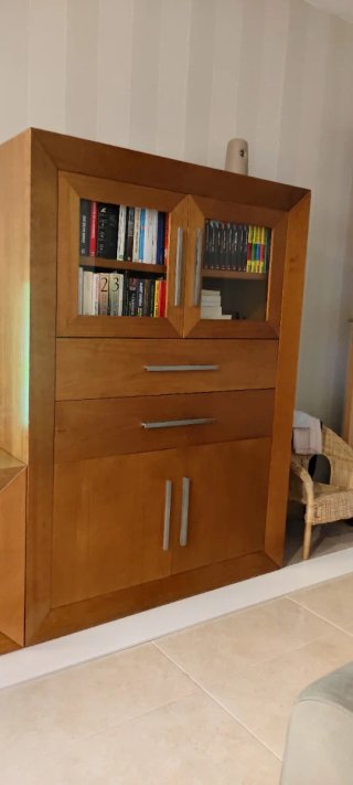 Librería de madera maciza con puertas de cristal