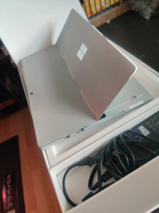 Microsoft Surface pro 4 con cargador AVERIADA