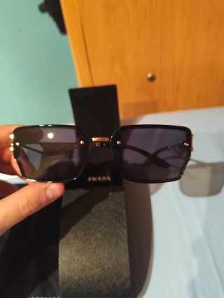 Gafas de sol Prada negras y doradas