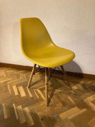 Mesa comedor madera + 4 replica silla Eames