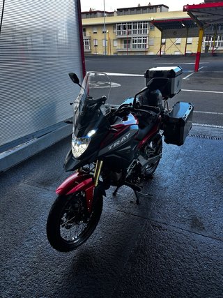 MH TRAY 125 Adventure 2025 Roja/Plata