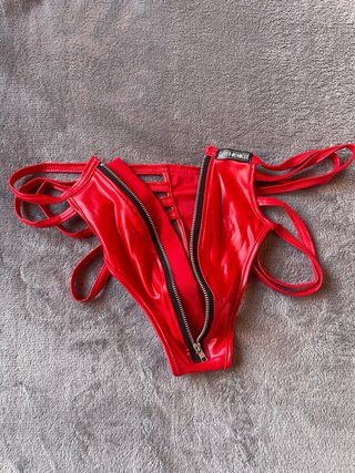 Tanga de hombre con cremallera frontal rojo