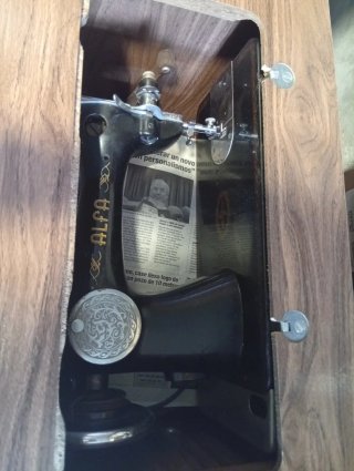 Máquina de coser Alfa antigua