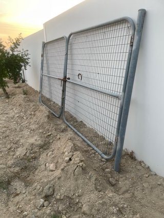 Cancelas metálicas de dos hojas