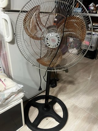 Ventilador de pie negro y marrón