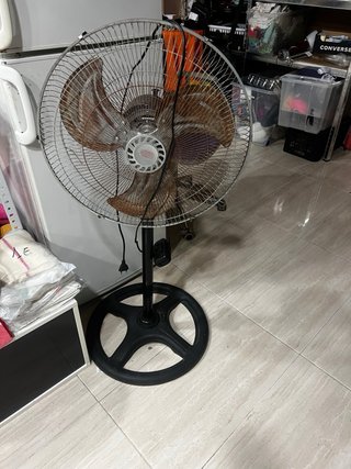 Ventilador de pie negro y marrón
