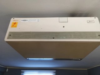 Proyector analógico y pantalla manual.