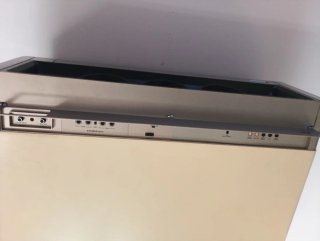 Proyector analógico y pantalla manual.