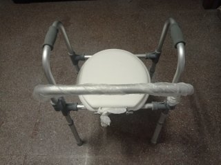 Silla de baño metálica y plástica