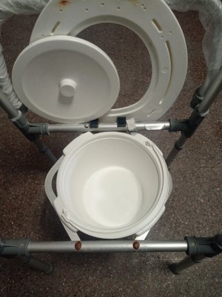 Silla de baño metálica y plástica