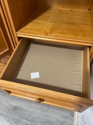 Armario de madera con cajones y estanterías