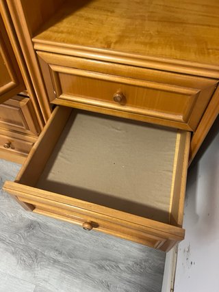 Armario de madera con cajones y estanterías