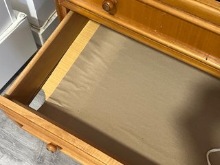 Armario de madera con cajones y estanterías