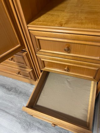 Armario de madera con cajones y estanterías
