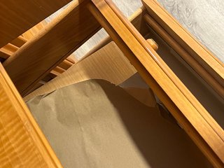 Armario de madera con cajones y estanterías