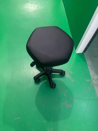 Taburete giratorio con ruedas