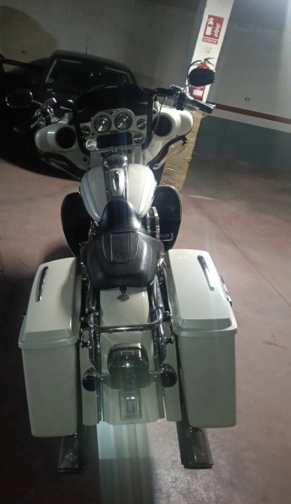 Harley-Davidson Touring Blanca y Plata