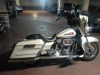 Harley-Davidson Touring Blanca y Plata