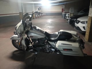 Harley-Davidson Touring Blanca y Plata