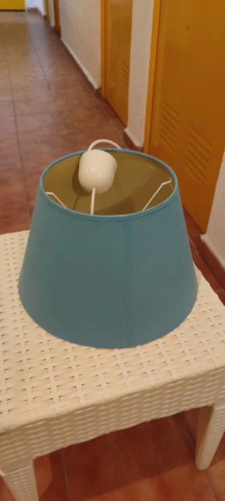 Lámpara de techo azul.