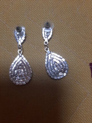 Pendientes plateados con pedrería    5cm de largo