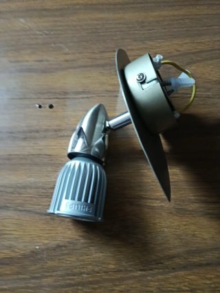 Aplique de pared metálico plateado, con bombilla
