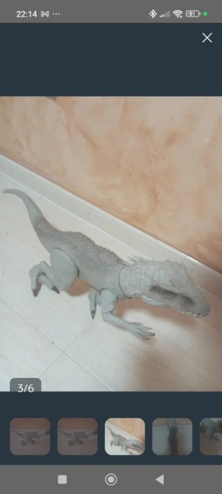 Dinosaurio de juguete gris