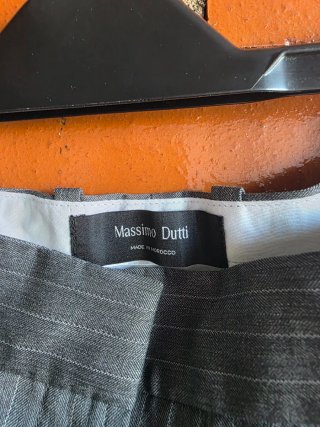 Pantalón de vestir gris con raya diplomática