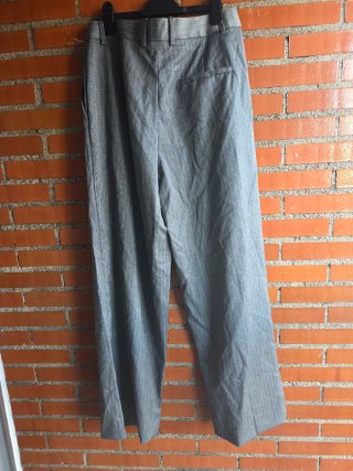 Pantalón de vestir gris con raya diplomática
