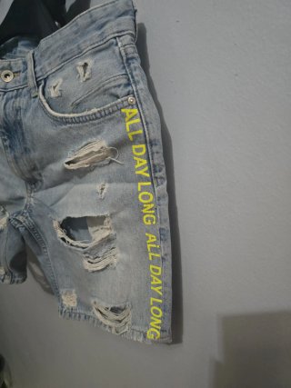 Pantalón corto vaquero desgarrado