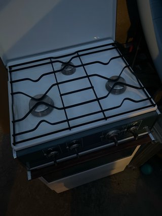 Cocina de gas blanca y horno