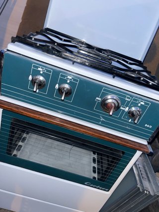 Cocina de gas blanca y horno