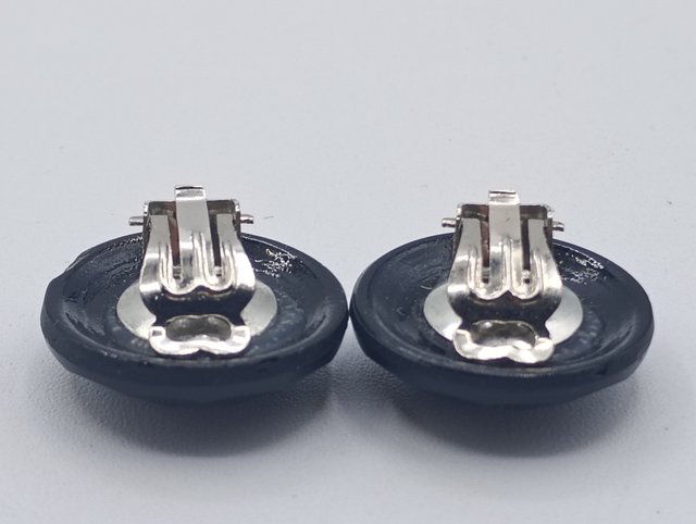 Pendientes de clip negros facetados