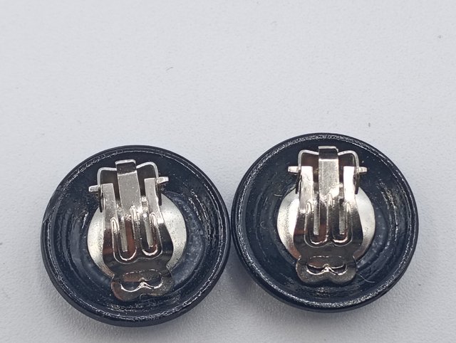 Pendientes de clip negros facetados
