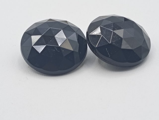 Pendientes de clip negros facetados
