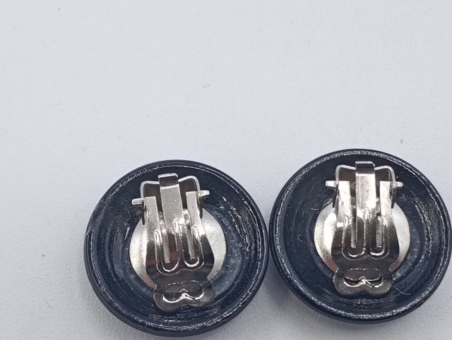 Pendientes de clip negros facetados