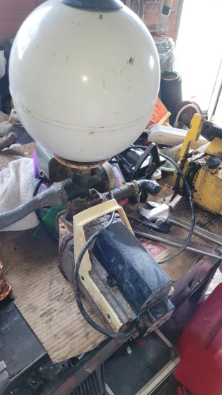 Bomba de agua con presurizador