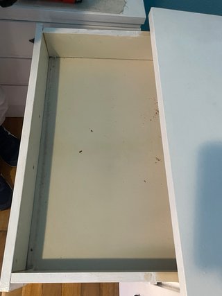 Cómoda de madera blanca con puerta y tres cajones