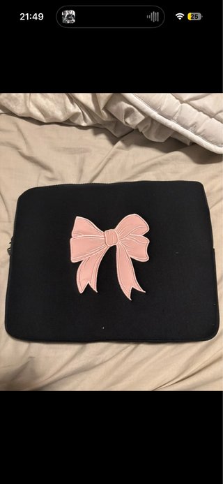 Funda IPAD negra con lazo rosa