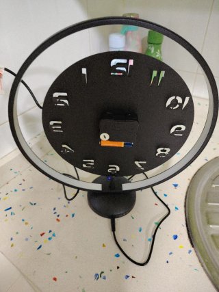Reloj moderno con luz LED
