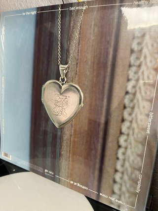Locket firmado Vinilo Madison Beer