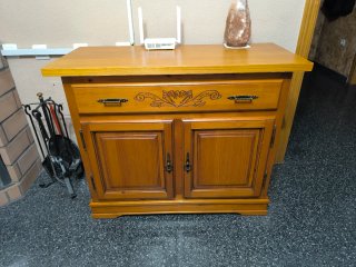 Mueble de comedor de madera de pino.