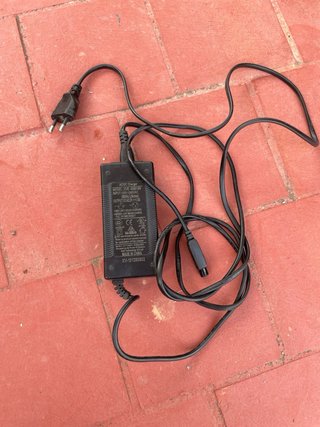 Cargador Patinete AC/DC XVE-4200150 42V 1.5A