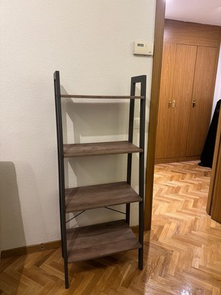 Estantería de madera y metal